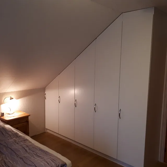 Hvite garderobeskap