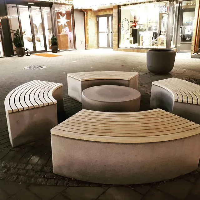 Utendørs sitteområde med benker og bord