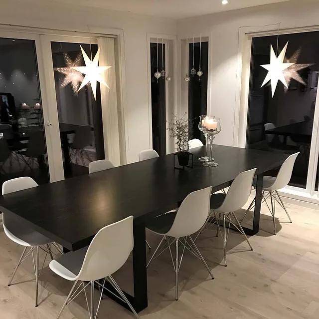 Svart spisebord med hvite stoler